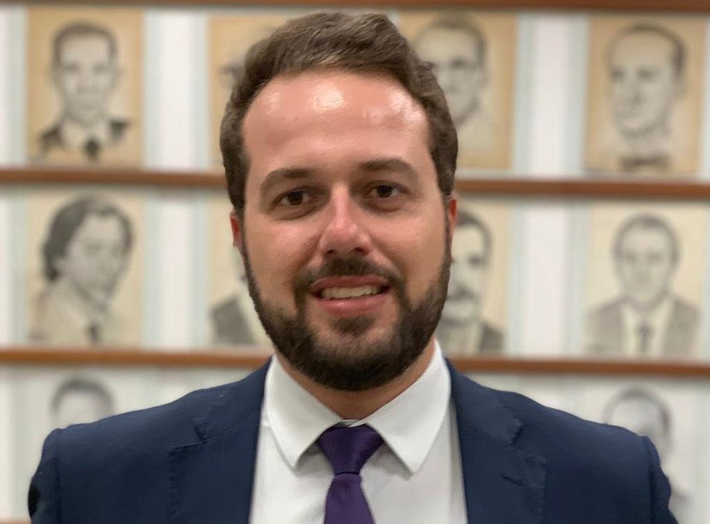 O Sujo Falando do Mal Lavado: o espetáculo da hipocrisia
